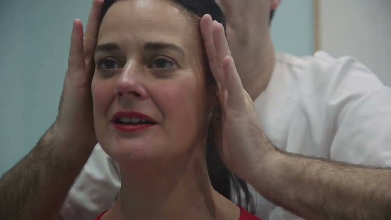 Una mujer con un paraguas roto tráiler oficial